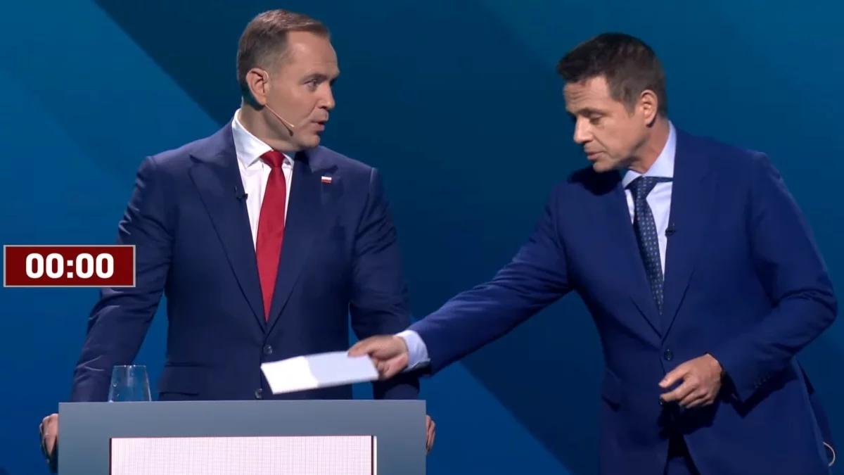 Zaskakujący ruch Trzaskowskiego. Wręczył Nawrockiemu kopertę "ostatniej szansy"